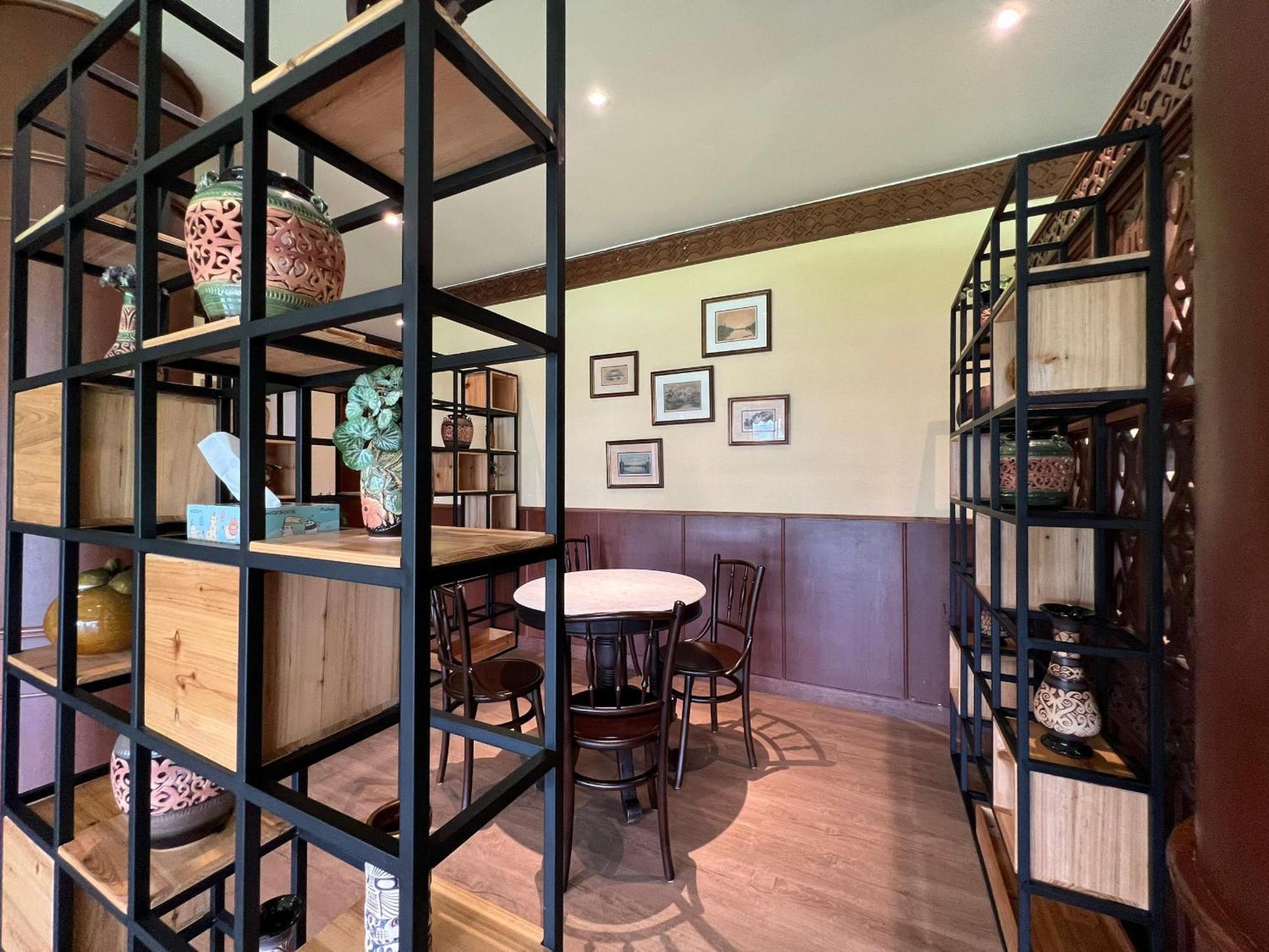 The Borneo Hotel 3*